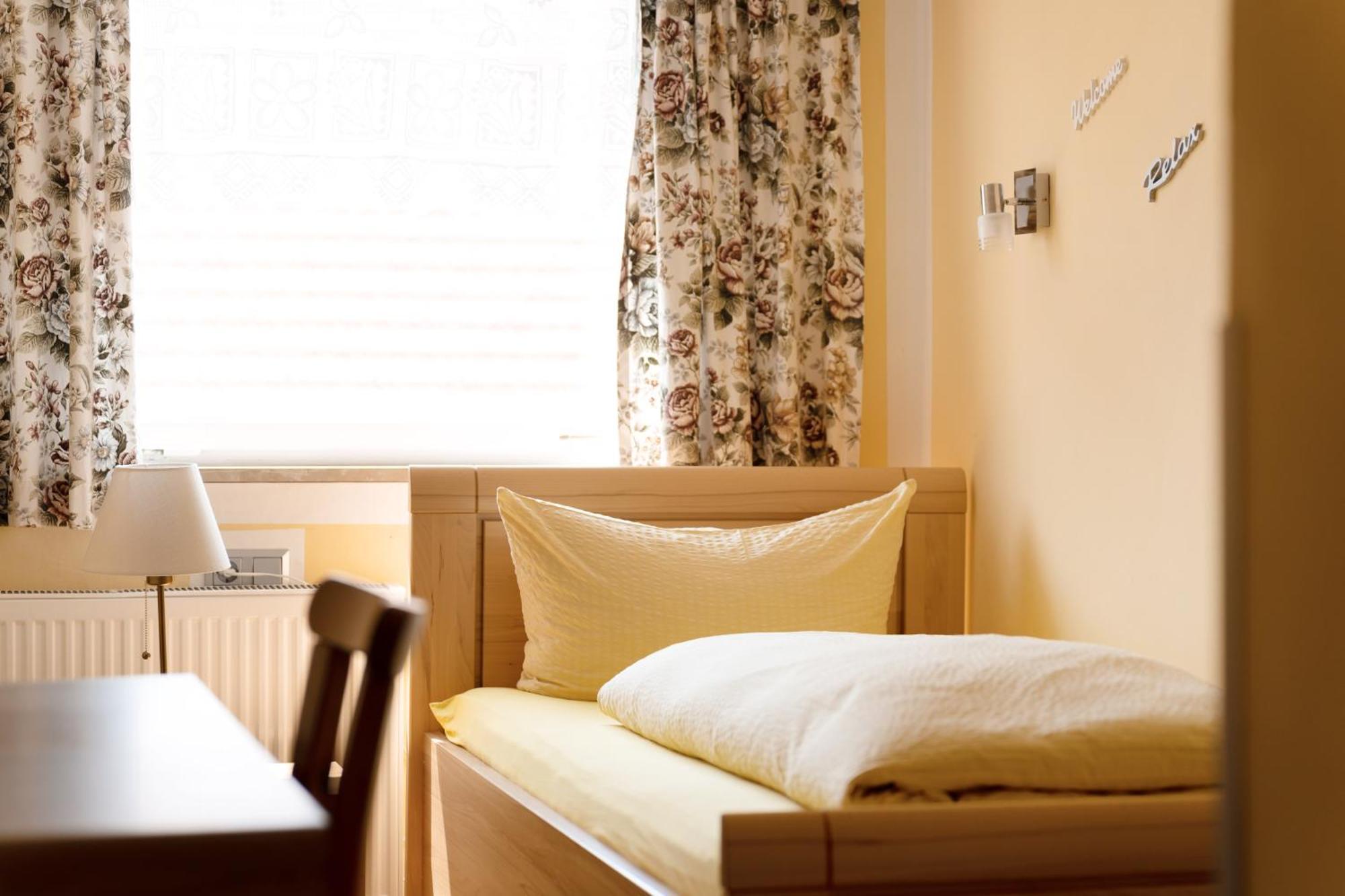 Oberguenzburg Hotel Garni "Zum Engel" מראה חיצוני תמונה